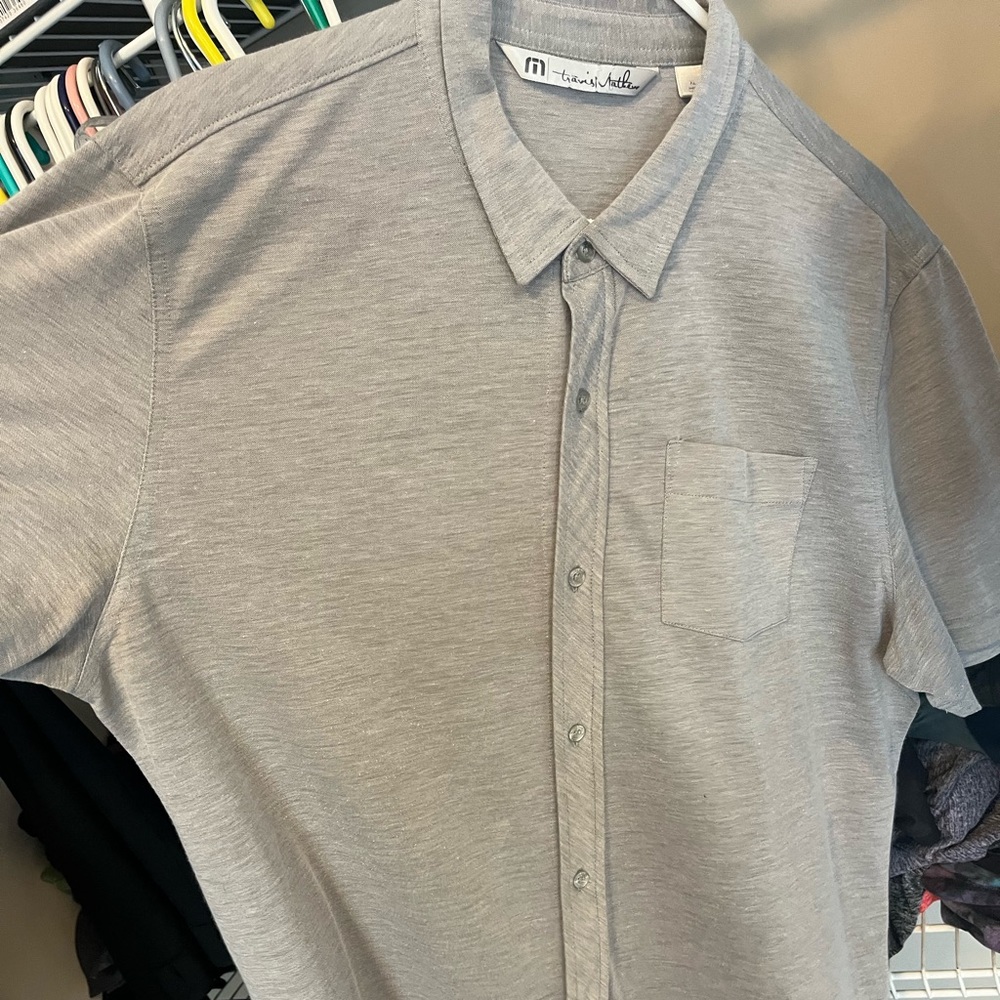 Travis Mathew short sleeve button up. Xl